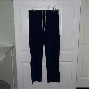 Women Livingston fig scrub bottoms. Large and navy.